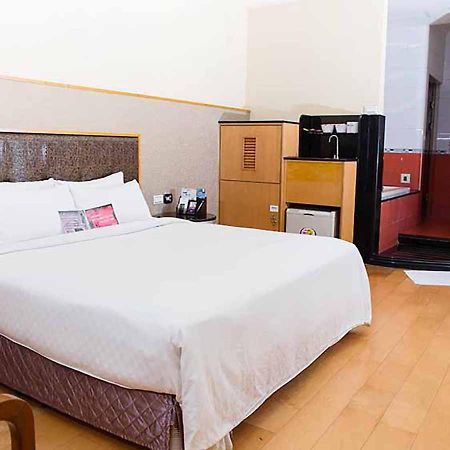 Royal Group Motel Chien Kuo Branch Каосюн Екстериор снимка