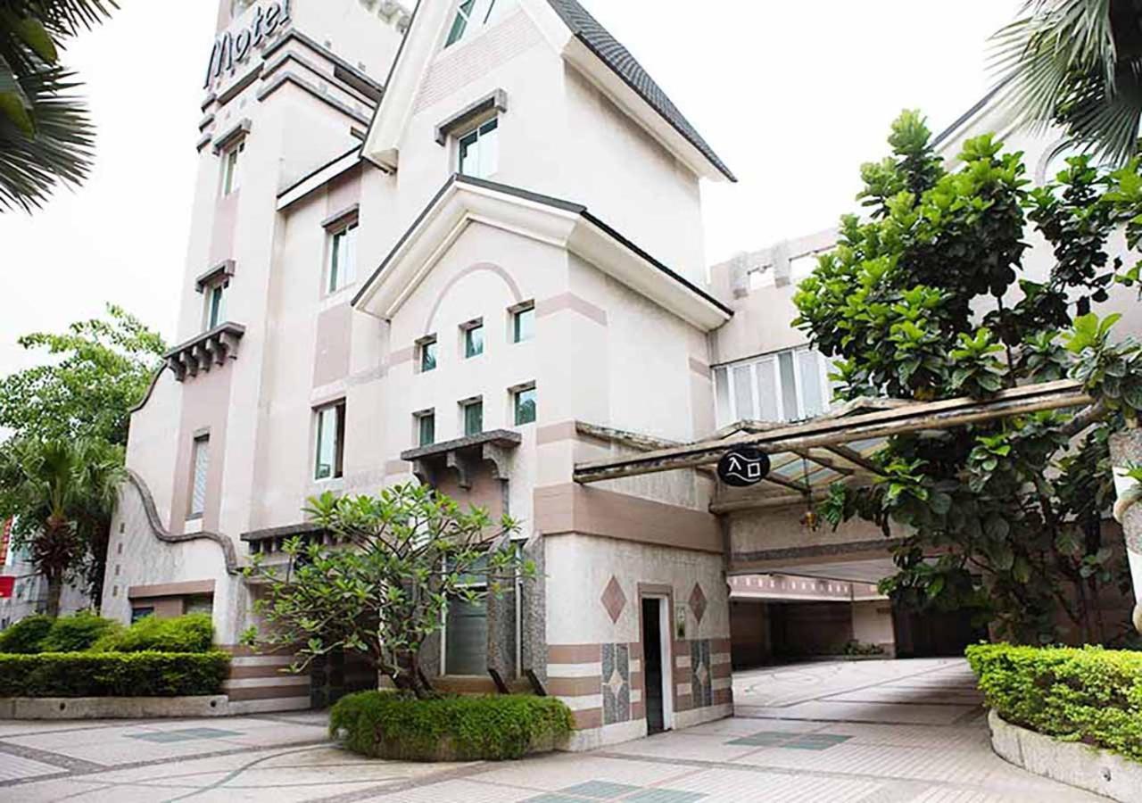 Royal Group Motel Chien Kuo Branch Каосюн Екстериор снимка