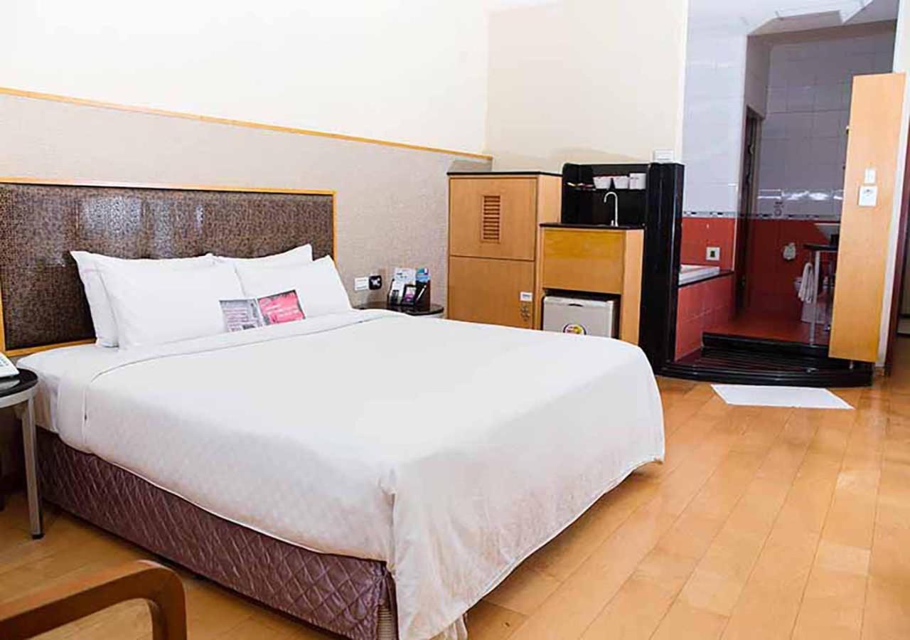 Royal Group Motel Chien Kuo Branch Каосюн Екстериор снимка