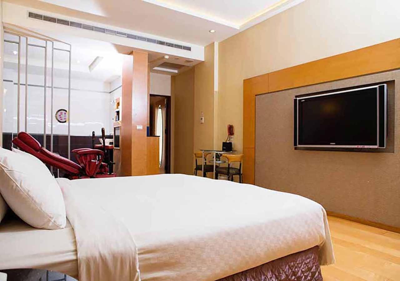 Royal Group Motel Chien Kuo Branch Каосюн Екстериор снимка
