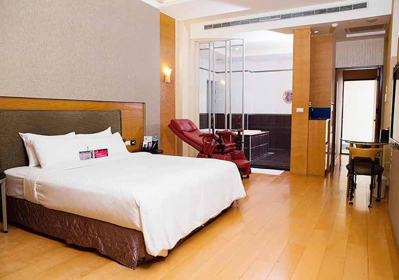 Royal Group Motel Chien Kuo Branch Каосюн Екстериор снимка