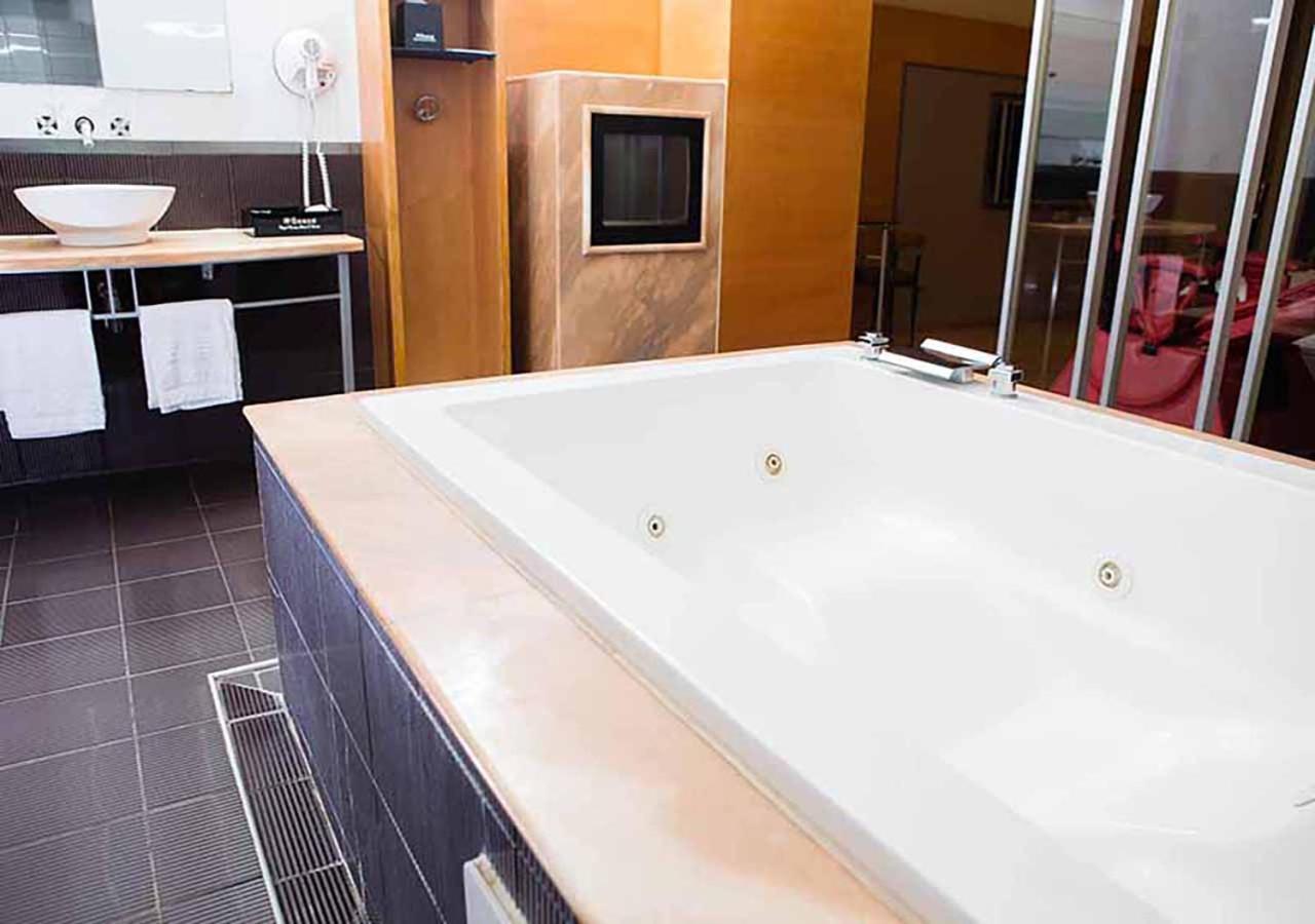 Royal Group Motel Chien Kuo Branch Каосюн Екстериор снимка